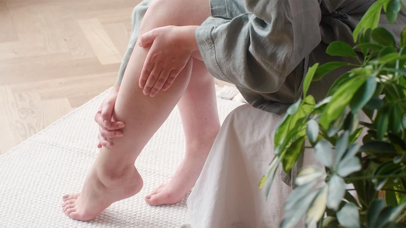 Vid&eacute;o : une femme s'enduit les jambes de cr&egrave;me. Pour lancer la vid&eacute;o, cliquez sur le bouton &laquo; Lecture &raquo;.